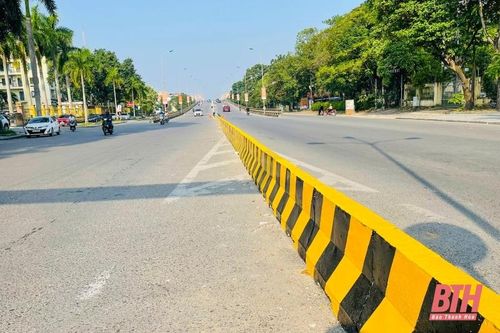 Lắp đặt dải phân cách cứng trên cầu vượt Phú Sơn