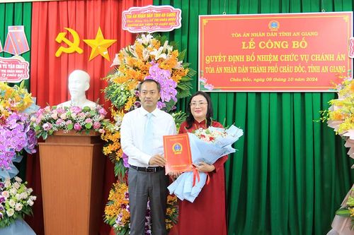 Tòa án nhân dân tỉnh trao quyết định bổ nhiệm Chánh án Tòa án nhân dân TP. Châu Đốc và huyện An Phú