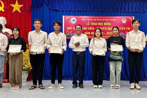 Công ty TNHH MTV Khai thác và Chế biến đá An Giang trao 88 suất học bổng khuyến học