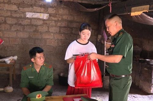 Đồng hành cùng học sinh nghèo nơi biên giới