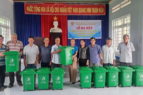UBMTTQ Việt Nam xã Ninh Phú: Ra mắt mô hình phân loại, hạn chế sử dụng rác thải nhựa