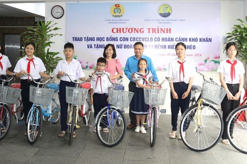 Trao học bổng, xe đạp cho con đoàn viên có hoàn cảnh khó khăn