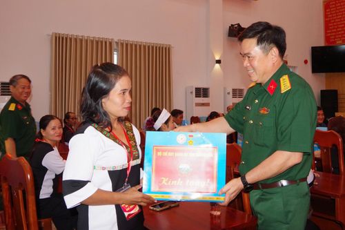 Bộ Chỉ huy Quân sự tỉnh gặp mặt các đại biểu dự Đại hội đại biểu dân tộc thiểu số tỉnh