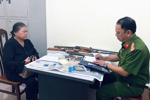 Công dân giao nộp 2 khẩu súng và nhiều vật liệu nổ cho Công an phường Hoàng Văn Thụ