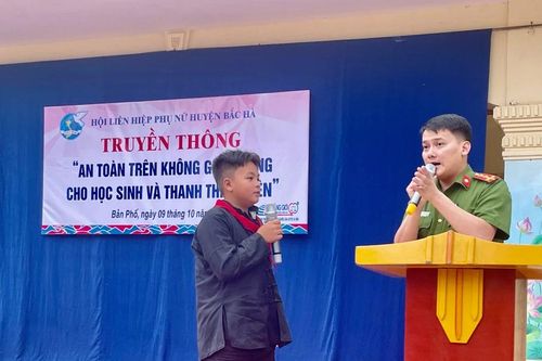 Hơn 100 học sinh, thành viên Câu lạc bộ thủ lĩnh của sự thay đổi tham gia truyền thông an toàn trên không gian mạng