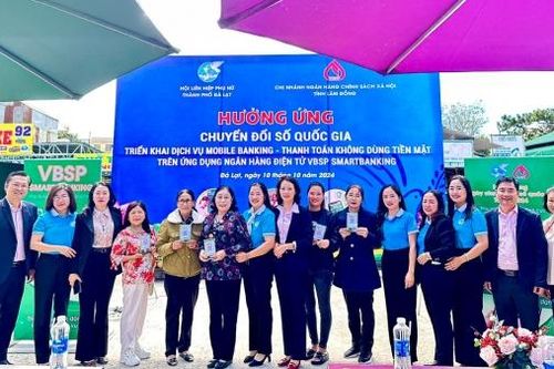 Phụ nữ Lâm Đồng tích cực tham gia chuyển đổi số, thanh toán không dùng tiền mặt