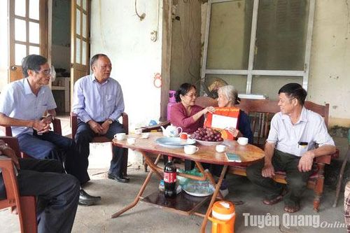 Hội Người cao tuổi tỉnh tặng quà hội viên khó khăn