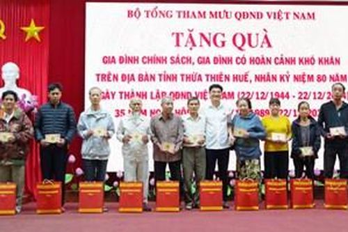 Trao 110 suất quà cho gia đình chính sách, hộ nghèo