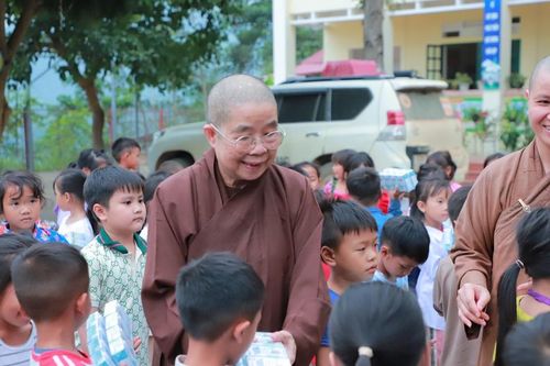 Phân ban Ni giới T.Ư hỗ trợ hơn 1 tỷ đồng đến đồng bào tỉnh Lào Cai sau bão lũ