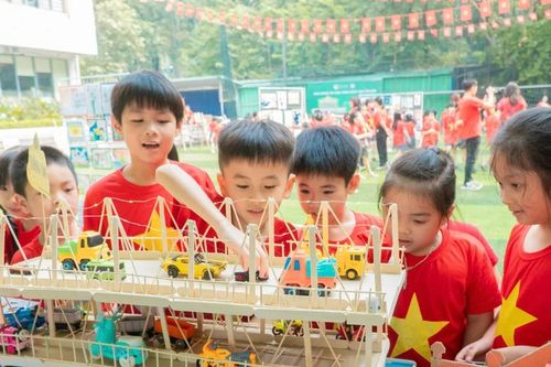 Trường Ngôi Sao Hà Nội triển lãm 500 bức tranh mừng 70 năm giải phóng Thủ đô