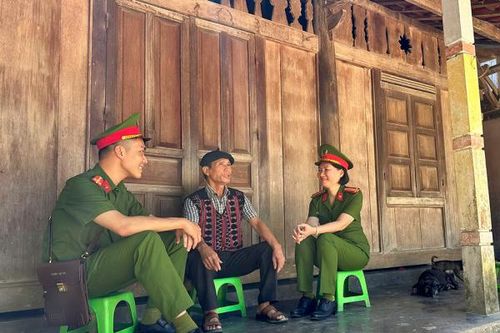 Già làng, người có uy tín chung tay đảm bảo an ninh vùng biên
