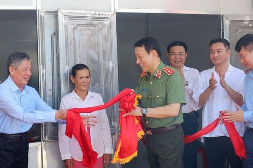Ấm áp những căn nhà Bộ Công an hỗ trợ đồng bào sau bão lũ