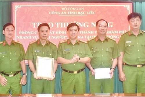 Thưởng nóng đơn vị khám phá nhanh vụ án giết người ở Bạc Liêu