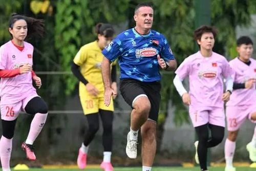 Đội tuyển nữ Việt Nam hào hứng bước vào tập luyện