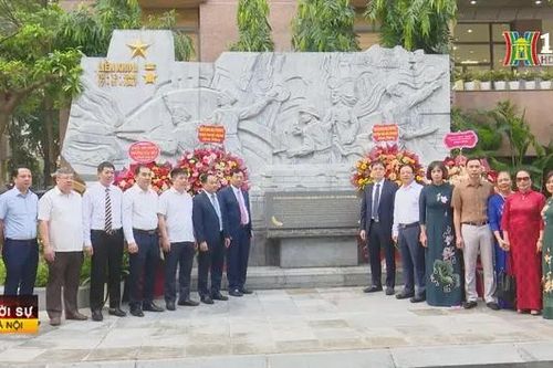 Dâng hoa tại địa danh chiến lũy Ô Cầu Dền