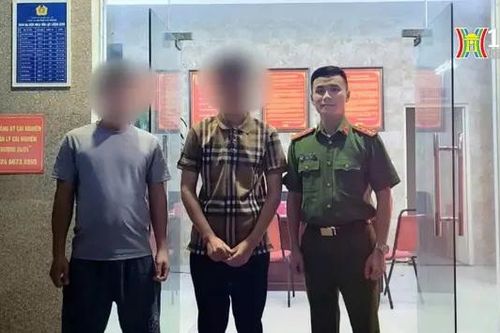 Ngăn thanh niên có ý định tiêu cực trên cầu Nhật Tân