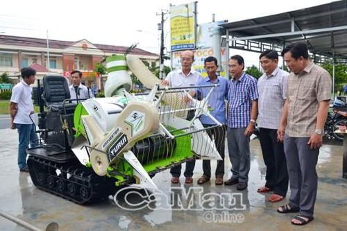 Trao máy gặt đập liên hợp cho mô hình luân canh lúa - tôm