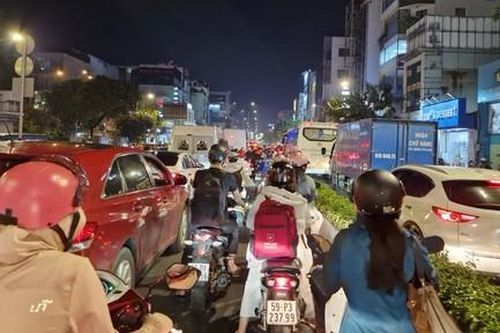 Kẹt xe trên đường Cộng Hòa, người dân mệt mỏi khi 'chôn chân' một chỗ