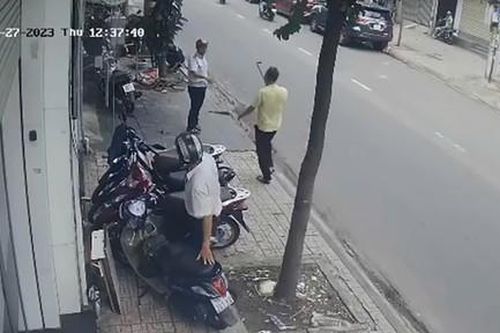 Khởi tố chủ tiệm tóc cầm cây sắt dọa đánh cán bộ phường ở TPHCM