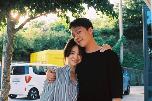Sao Hàn 10/10: Song Hye Kyo giữ khoảng cách với bạn trai 'tin đồn' kém 11 tuổi