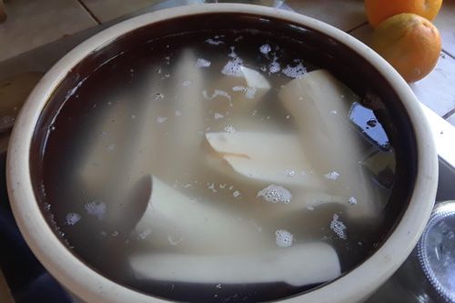 Tại sao nên ngâm sắn trước khi nấu?