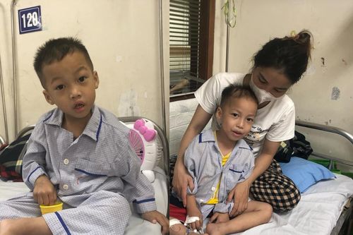 Hai con bị ung thư máu, sự sống đếm từng ngày, người mẹ bất lực ước có phép màu