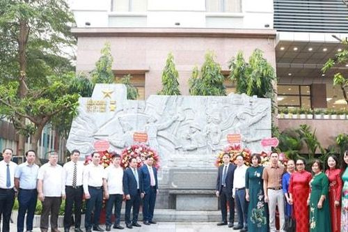 Quận Hai Bà Trưng dâng hoa tại địa điểm lưu niệm Chiến lũy Ô Cầu Dền