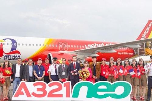 Tàu bay mang biểu tượng kỷ niệm 50 năm quan hệ ngoại giao Việt Nam - Pháp đã về tới thành phố Hồ Chí Minh sau hành trình cảm xúc