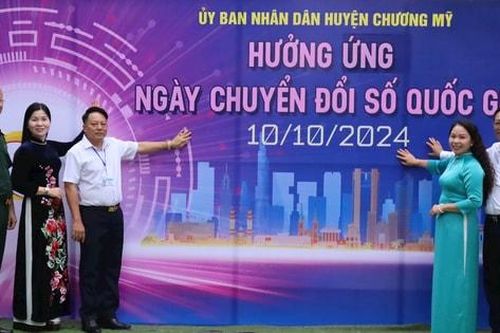 Chương Mỹ ra quân hướng dẫn người dân chuyển đổi số