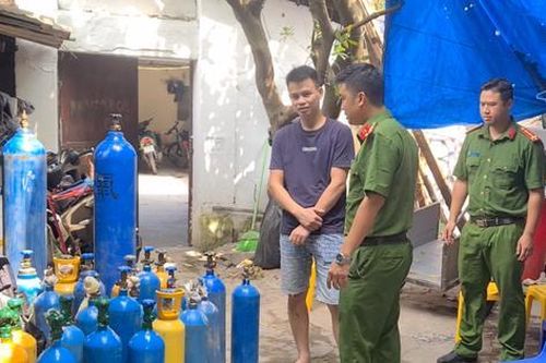 Triệt phá đường dây cung cấp 'khí cười' giấu trong thùng đựng cá hồi