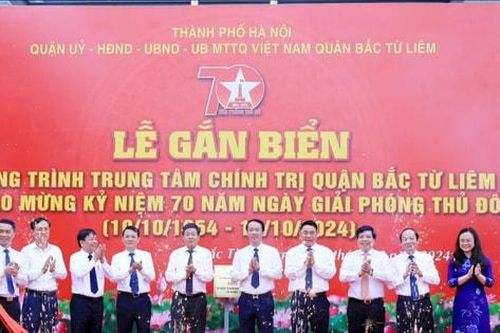 Quận Bắc Từ Liêm gắn biển công trình chào mừng 70 năm Ngày Giải phóng Thủ đô
