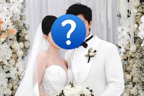 Bị nhắc nhở chuyện sinh con, nữ diễn viên U50 vừa tổ chức đám cưới thẳng thắn đáp: 'Có quan trọng không?'
