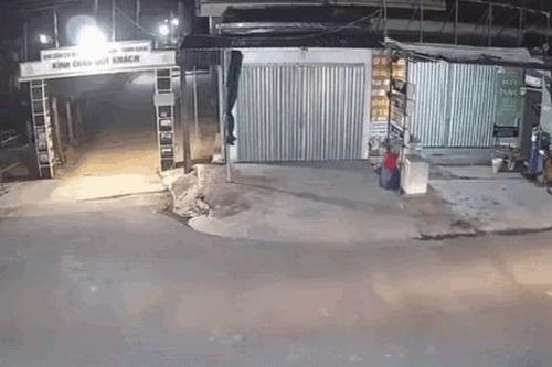Khoảnh khắc xe máy phóng như 'bay', lấn làn rồi tông thẳng vào đầu ô tô ở Thái Bình