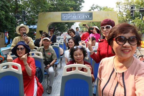 Người dân hào hứng trải nghiệm xe buýt 2 tầng miễn phí ngày Giải phóng Thủ đô