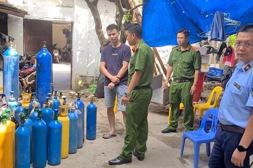 Bắt quả tang cơ sở cung cấp khí cười nằm sâu trong ngõ nhỏ
