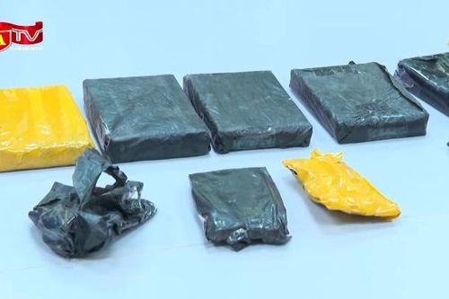 'Cõng' 6 bánh heroin qua biên giới, 3 đối tượng bị 'tóm'