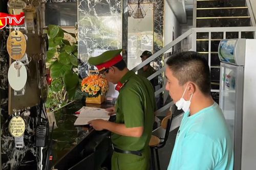 Chủ cơ sở massage 'giam lỏng' nhiều nữ tiếp viên, ép ký giấy vay mượn tiền