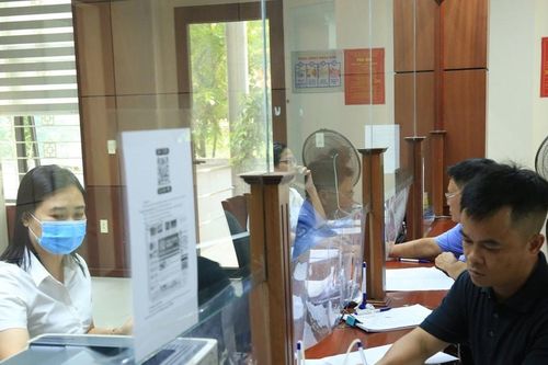 Bất ngờ vì... bị hoãn xuất cảnh