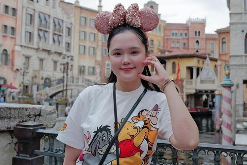Vợ Duy Mạnh bị chê phối đồ hiệu xấu