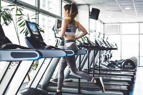 Chạy bộ trên máy hay ngoài trời hiệu quả hơn?