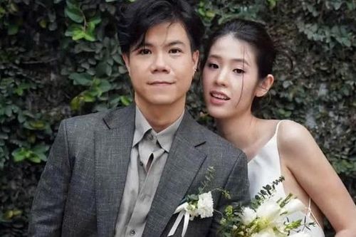Vợ chồng Đinh Mạnh Ninh đón con đầu lòng