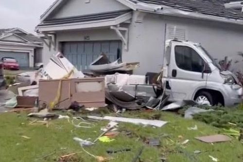 Khu nhà của ca sĩ Việt ở Florida đổ nát sau bão Milton