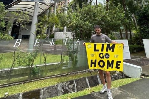 Tẩy chay tỷ phú Singapore, cặp đôi CĐV Valencia gây sốt