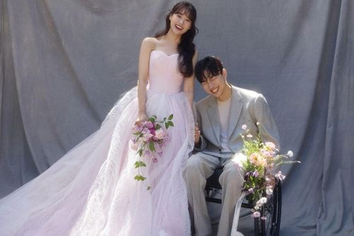 Chuyện tình đẹp như mơ của YouTuber ngồi xe lăn và cựu idol Hàn Quốc
