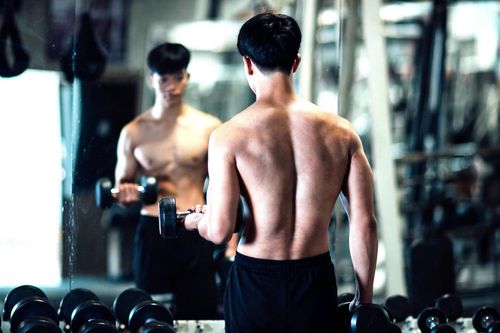 Thấy gì từ xu hướng nâng ngực, chăm sóc da của nam giới TP.HCM?