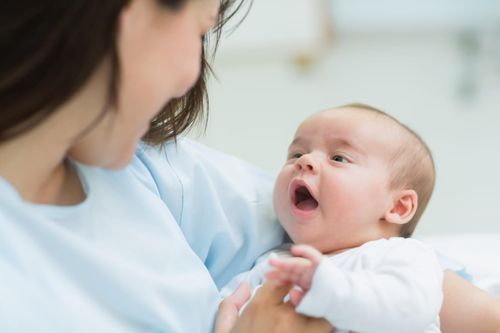 Những điều cha mẹ cần lưu ý với trẻ hai tháng tuổi
