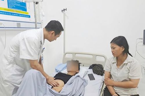 Điều tra vụ 49 sinh viên nghi bị ngộ độc sau bữa tối tại căng tin