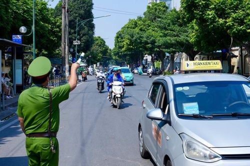 Xử lý nghiêm tình trạng taxi dừng, đỗ xe trước cổng Bệnh viện 108