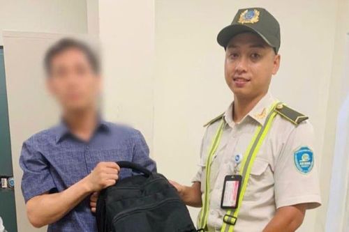 Hai nhân viên an ninh Nội Bài trả lại cho khách hơn 15.000 USD bỏ quên