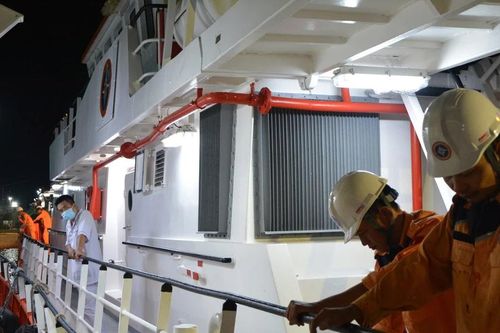 Cứu thuyền viên nước ngoài gặp nạn trên biển